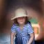 Bambino che gioca all'interno di Windsor Modern Nature castle with slide