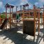 Windsor Modern Nature castle with slide in un contesto di parco giochi