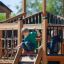 Bambini che giocano su Windsor Modern Nature castle with slide.