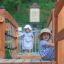 Bambini che giocano su Windsor Modern Nature castle with slide.