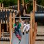 Bambini che giocano su Windsor Modern Nature castle with slide.
