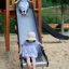 Due ragazze che giocano su uno scivolo di Windsor Modern Nature castle with slide.