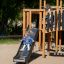 Un bambino che scivola giù dallo scivolo del castello Windsor Modern Nature.