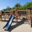 Windsor Modern Nature castle with slide nel parco giochi.