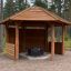 Wooden Wall to Gazebo Shelter in una radura nel bosco.