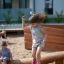 Bambini che giocano sull'attrezzatura da parco giochi Ramp all'aperto.