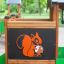 Forest Treehouse playhouse with slide con pannelli in legno e una decorazione di uno scoiattolo su un parco g