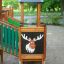 Forest Treehouse playhouse with slide con struttura in legno e decorazione di alce su area giochi sabbiosa
