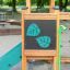 Forest Treehouse playhouse with slide in un parco giochi realizzato in legno con accenti verdi
