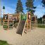 Forest Castle with slide in legno su un parco giochi.