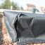 Sandbox cover 3m x 3m fissato con una cinghia in un contesto di parco.