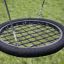 Bird Nest Single Swing 2 Posts (Metal) con seduta a rete nera sospesa all'aperto.