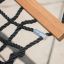 Primo piano della struttura in legno di Double Hammock (Metal) con corde nere.