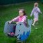 Bambino che cavalca il gioco Whale rocking nel parco giochi.