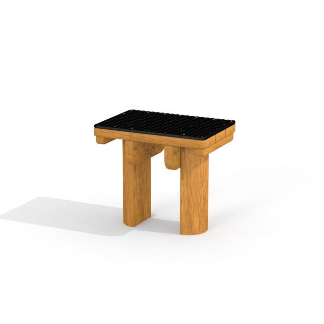 Fitness Step (Wooden) High piattaforma a gradini per parco giochi con superficie nera testurizzata e gambe in legno.