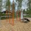 Set di attrezzature per fitness e allenamento all'aperto con strutture per arrampicata e pavimentazione in cippato di legno. Perfetto