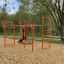 Attrezzatura fitness da esterno MF Training Set in un contesto di parco.