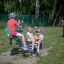 Bambini che giocano su Double Pony rocking al parco giochi.