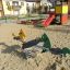 Attrezzatura da gioco Double Pony rocking in un'area sabbiosa