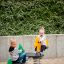 Due bambini che giocano sul gioco Double Pony rocking in un parco giochi.