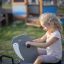 Bambino che gioca su Triple Walrus rocking al parco giochi