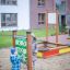 Bambini che giocano Tic Tac Toe in un parco giochi all'aperto.