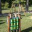 Bambini che giocano Tic Tac Toe in un parco giochi all'aperto.