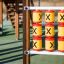 Gioco da parco Tic Tac Toe con cilindri rotanti gialli e rossi che mostrano delle X.