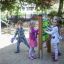 Bambini che giocano Tic Tac Toe su attrezzature da gioco all'aperto in un parco.