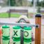 Bambino che gioca con il gioco Tic Tac Toe nel parco giochi.
