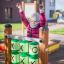 Bambino che gioca su attrezzature da gioco Tic Tac Toe.
