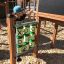 Bambino che gioca a Tic Tac Toe in un parco giochi.