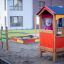 Bambino che gioca sul set di giochi da parco Tic Tac Toe.