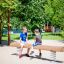 Bambini che giocano su un'altalena a bilico Balance in un parco giochi soleggiato.