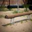 Balance trave in legno su molle nel parco giochi.