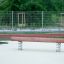 Balance altalena a molla per parco giochi in legno e molle metalliche su superficie sabbiosa