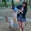 Madre che aiuta il bambino a mantenere l'equilibrio su un gioco a molla da parco giochi chiamato Balance.