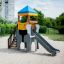 Elephant playhouse with slide su un parco giochi sabbioso.