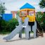 Elephant playhouse with slide in un parco giochi.
