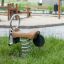 Bike rocking in un parco giochi con base a molla sull'erba.