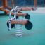 Bike rocking altalena a molla per parco giochi su superficie di sicurezza in gomma