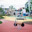 Dondolo a molla a forma di bicicletta in un parco giochi.