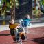 Bambini che giocano su Bike rocking in un parco giochi.