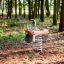 Dondolo a molla per bambini a forma di bicicletta in un parco giochi nel bosco.