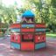 Bambini che giocano in un Ship sandbox multicolore in un parco.