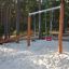 Nature Double Swing allestito in un parco giochi nel bosco.