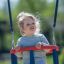 Bambino che si diverte su un Nature Double Swing nel parco.