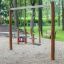 Nature Double Swing in un'area giochi nel bosco.