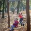 Bambini che giocano su Nature Double Swing in un parco autunnale