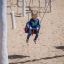Bambino che dondola su un Nature Double Swing in un parco giochi.